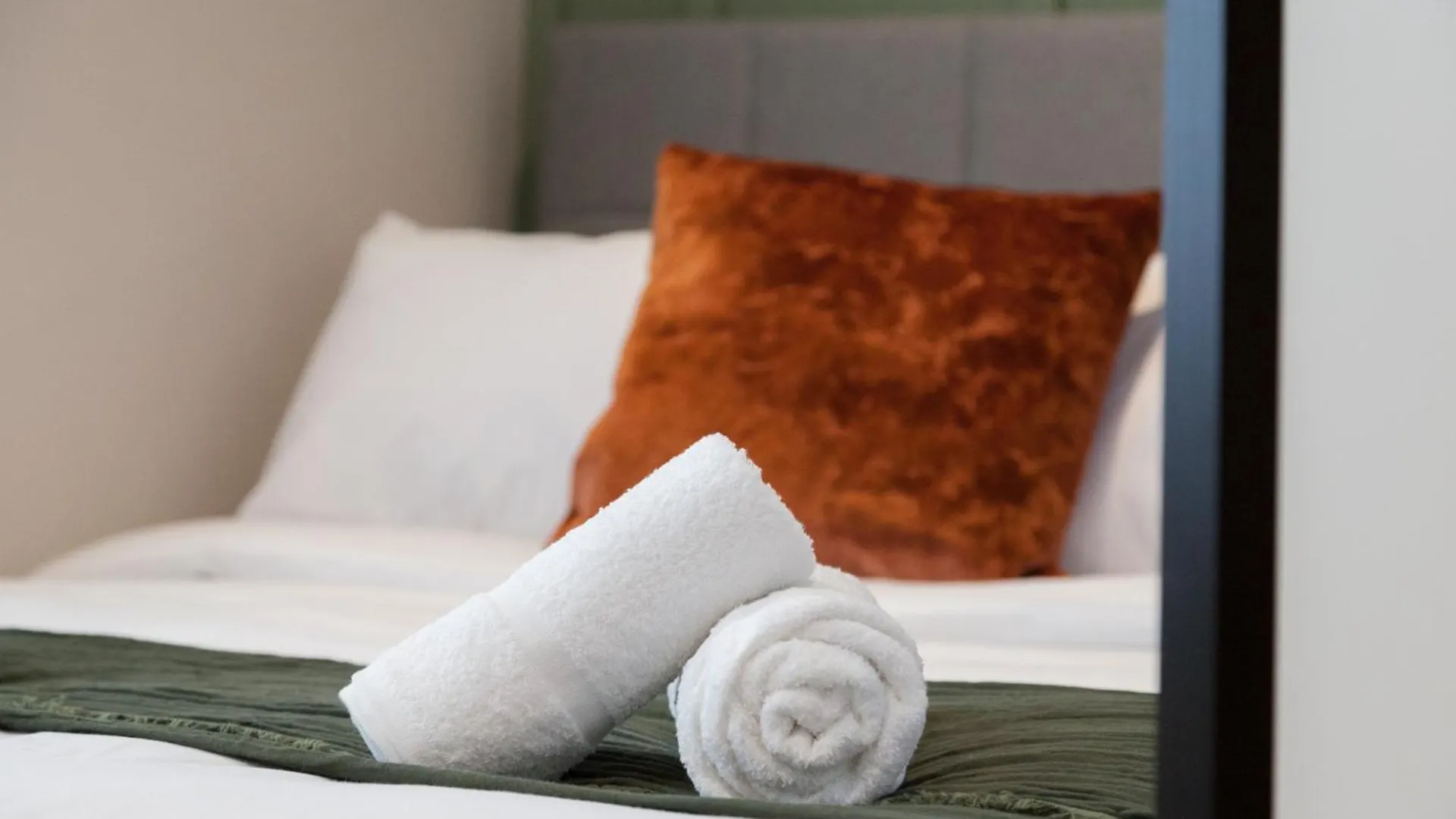 2-3 Bedroom Apartment- Long Term Stay Rates- Contractors-Professionals Leeds  0*, Leeds (West Yorkshire)