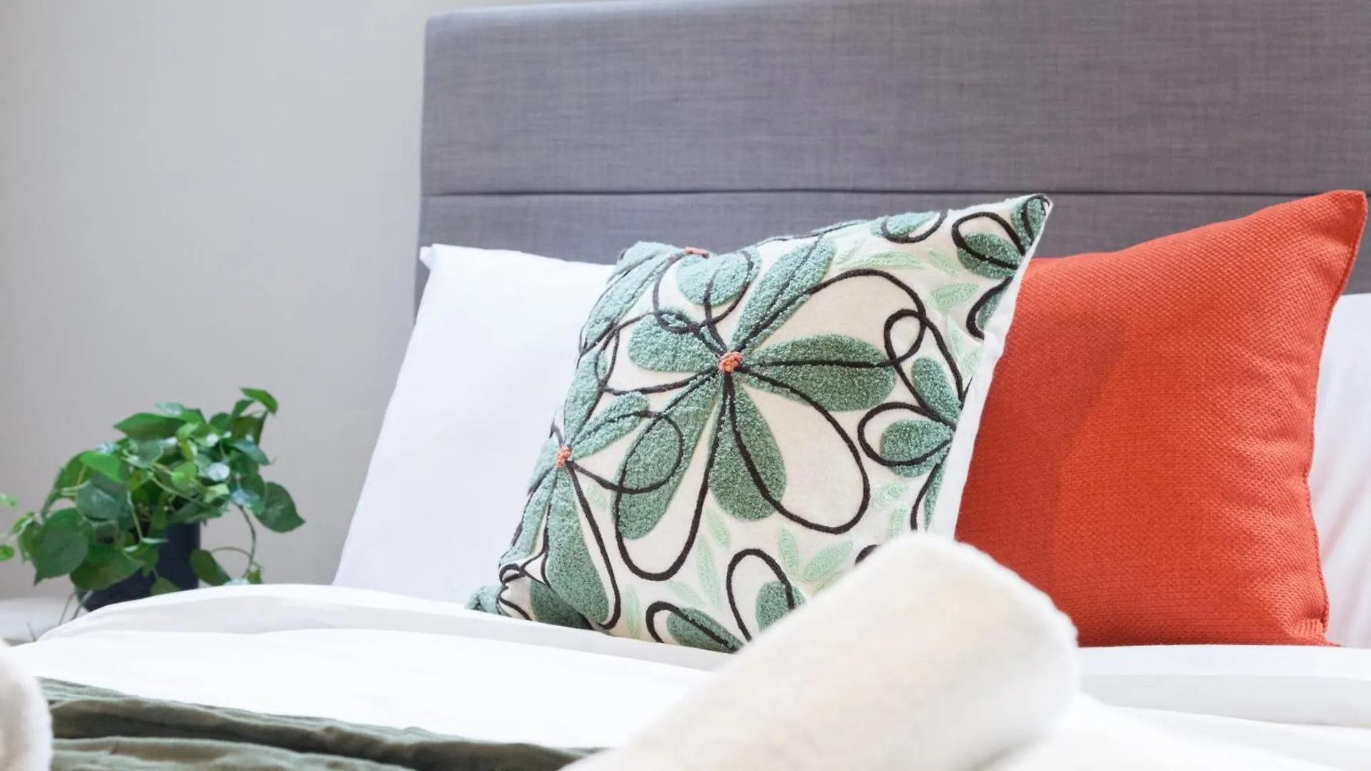 2-3 Bedroom Apartment- Long Term Stay Rates- Contractors-Professionals Leeds