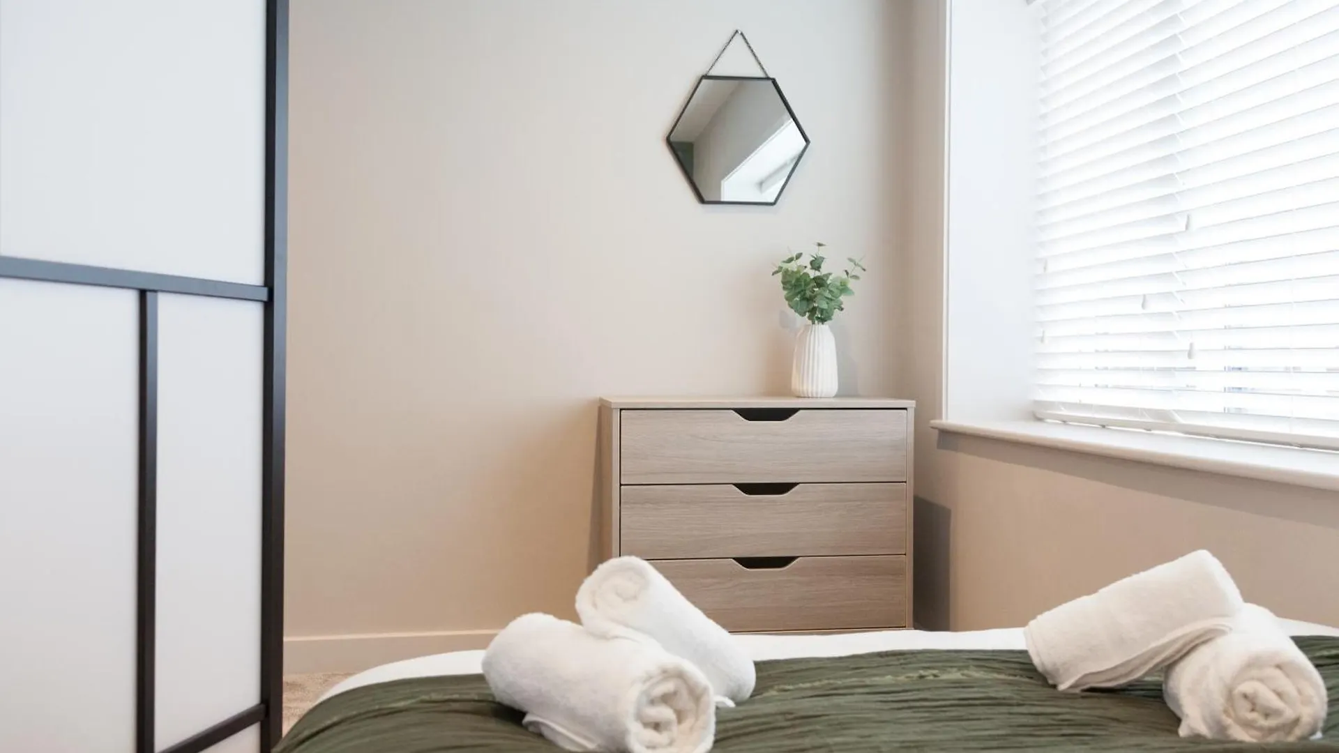 2-3 Bedroom Apartment- Long Term Stay Rates- Contractors-Professionals Leeds