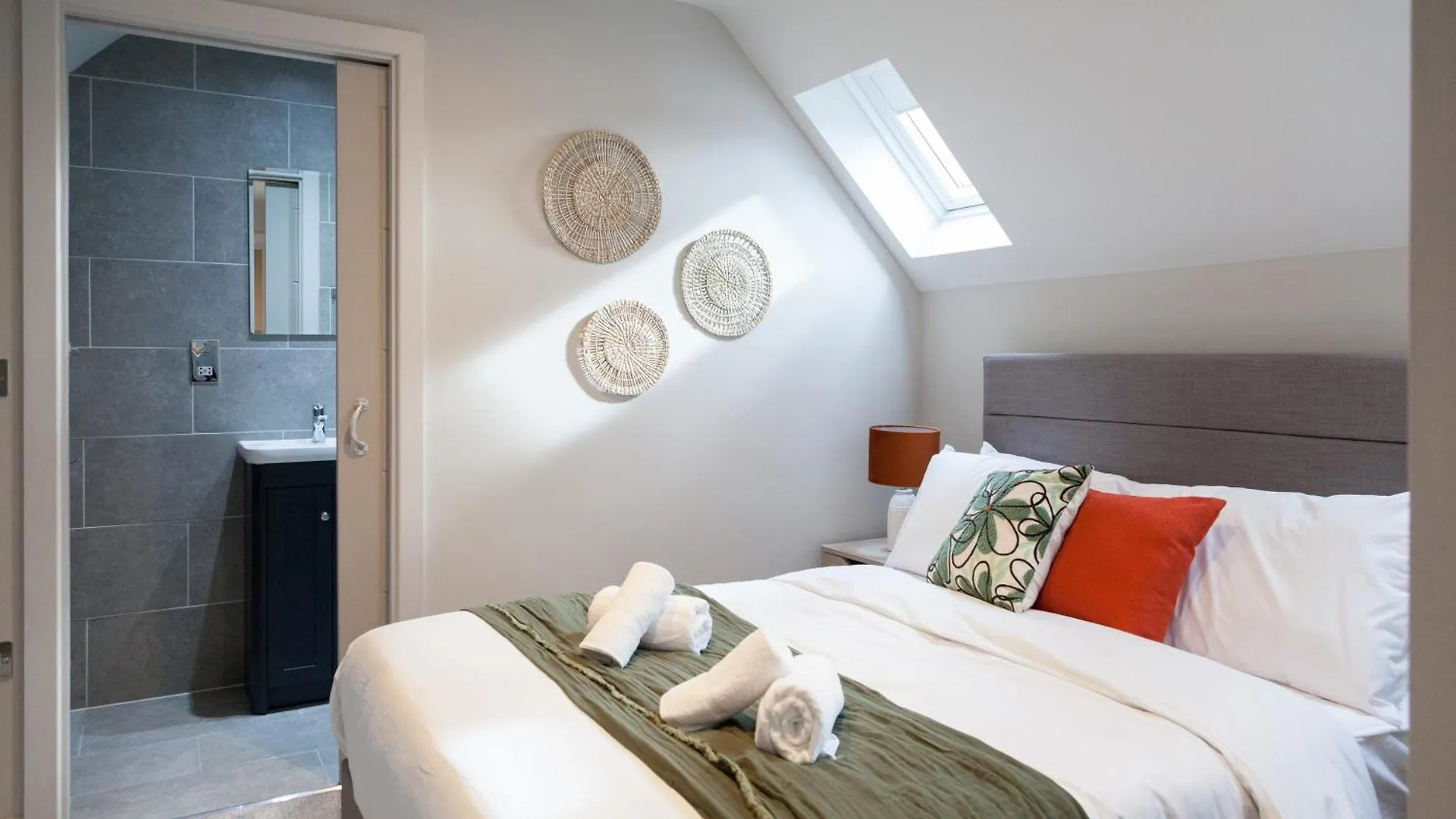 Apartment 2-3 Bedroom Apartment- Long Term Stay Rates- Contractors-Professionals Leeds  United Kingdom