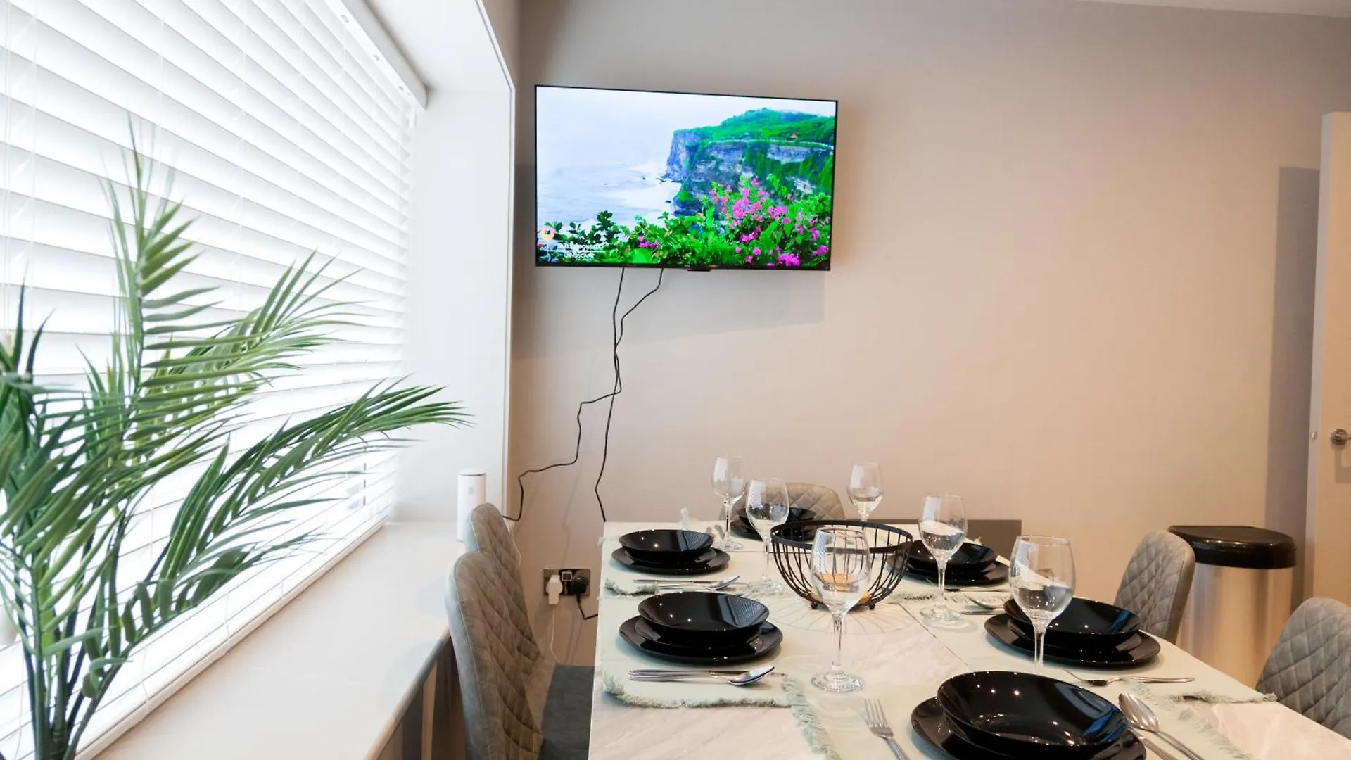 Apartment 2-3 Bedroom Apartment- Long Term Stay Rates- Contractors-Professionals Leeds