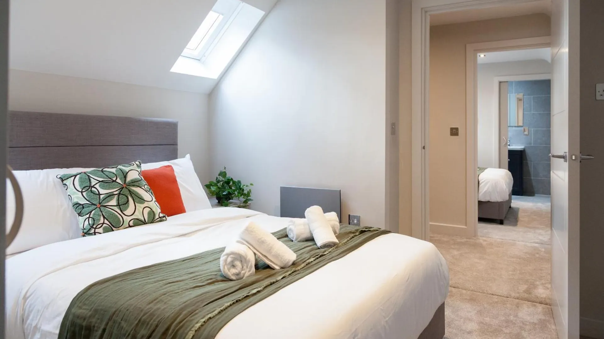 2-3 Bedroom Apartment- Long Term Stay Rates- Contractors-Professionals Leeds  Apartment