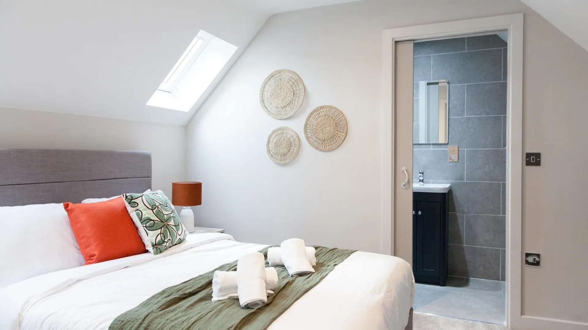2-3 Bedroom Apartment- Long Term Stay Rates- Contractors-Professionals Leeds  Leeds (West Yorkshire)