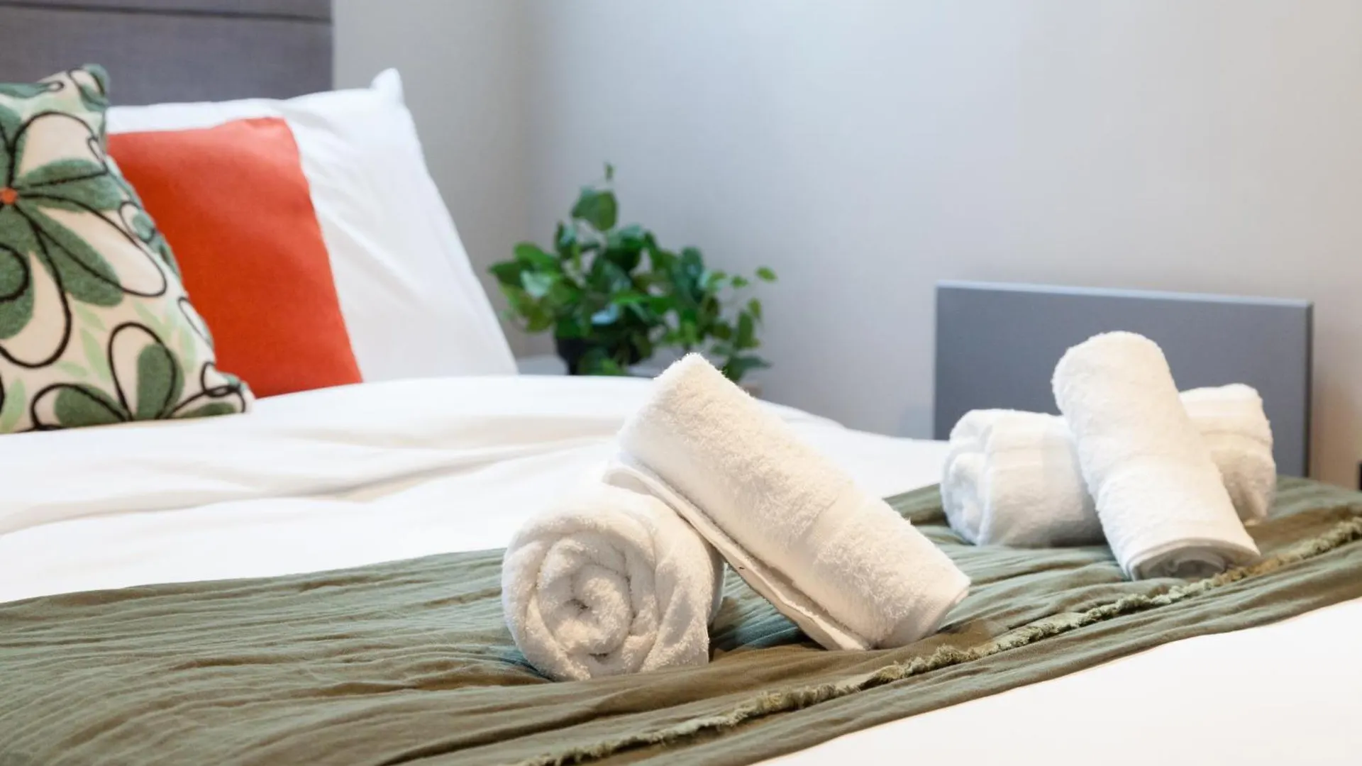 Apartment 2-3 Bedroom Apartment- Long Term Stay Rates- Contractors-Professionals Leeds  United Kingdom