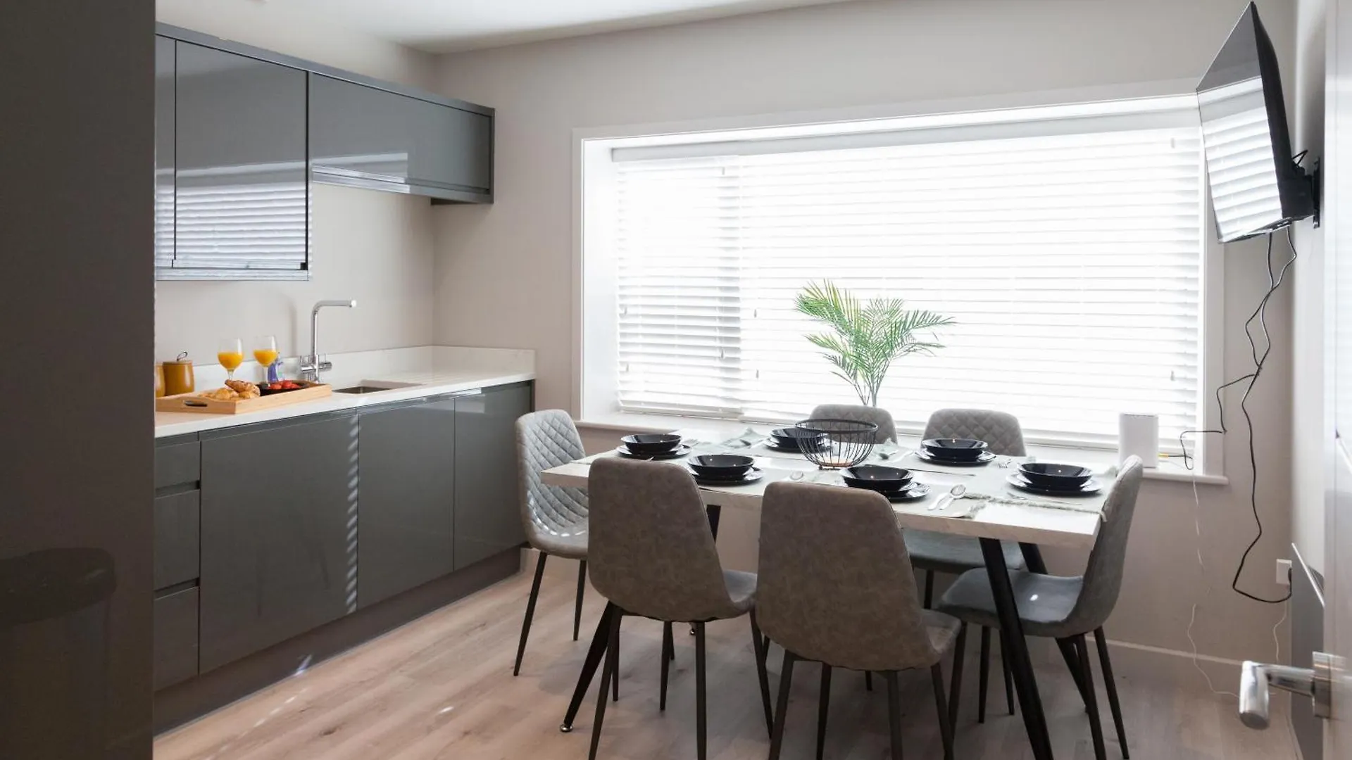 2-3 Bedroom Apartment- Long Term Stay Rates- Contractors-Professionals Leeds  0*, Leeds (West Yorkshire)